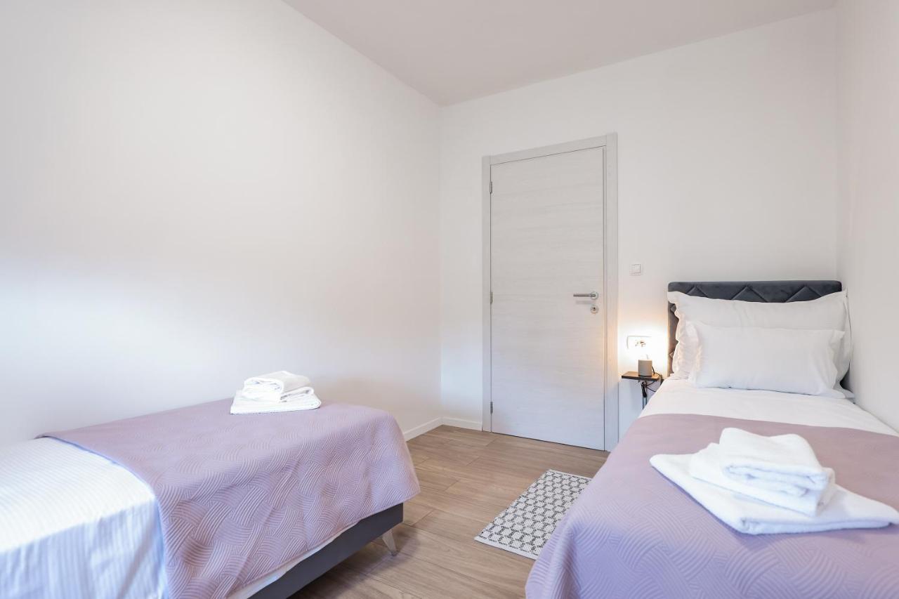 Elly Apartment *